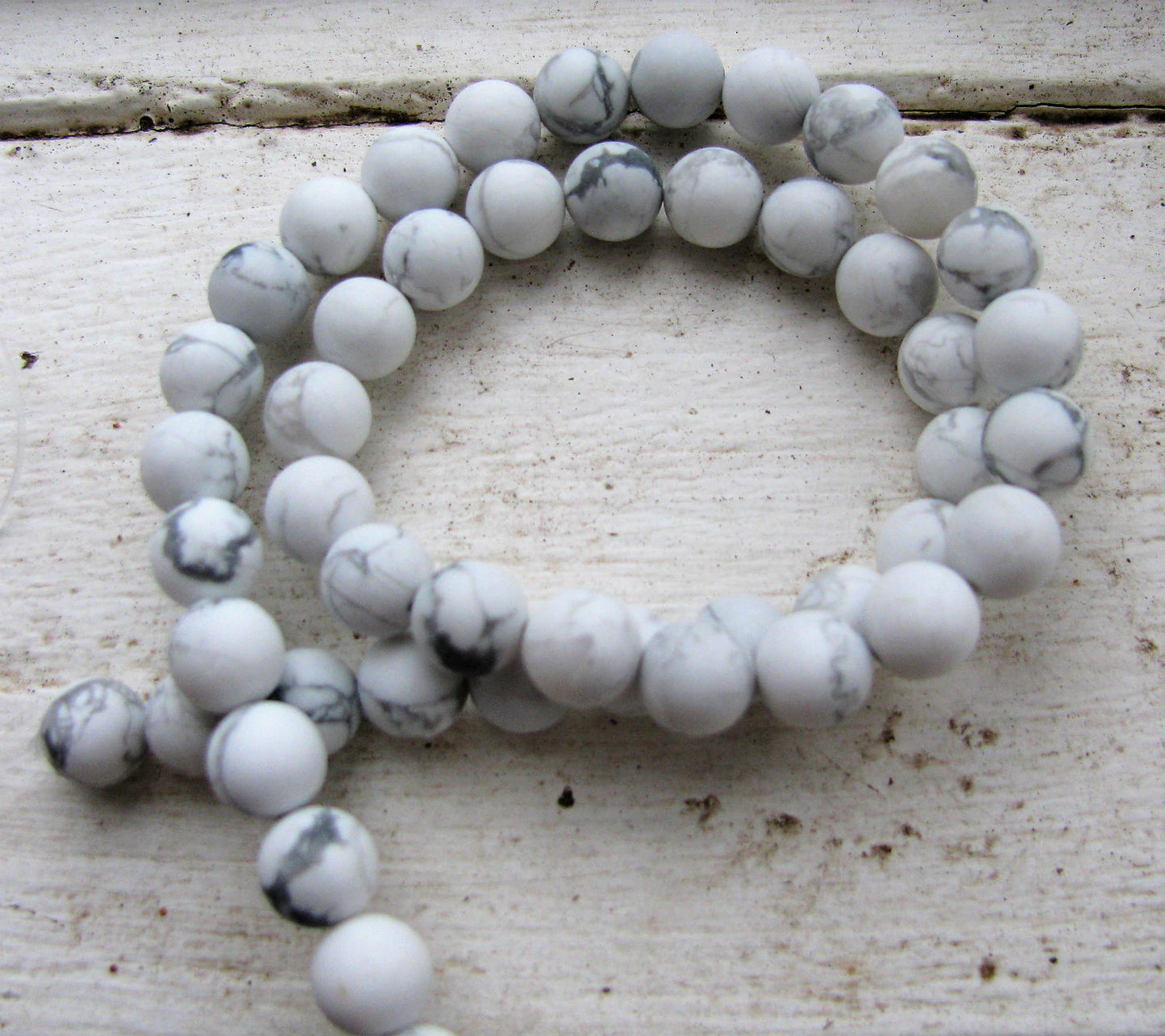 Howlite Rund - Frostad Vit, 8mm, 1 sträng