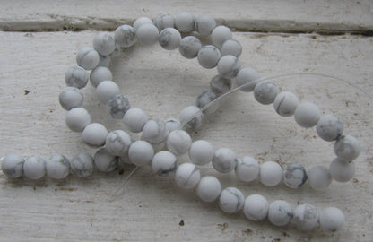 Howlite Rund - Frostad Vit, 6mm, 1 sträng