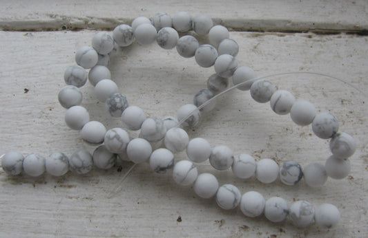 Howlite Rund - Frostad Vit, 6mm, 1 sträng