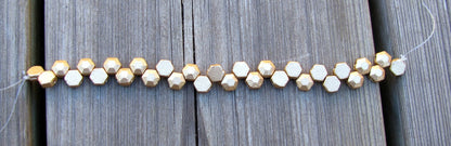 Honeycomb Jewel -  Bronze Pale Gold 6mm, 1 sträng