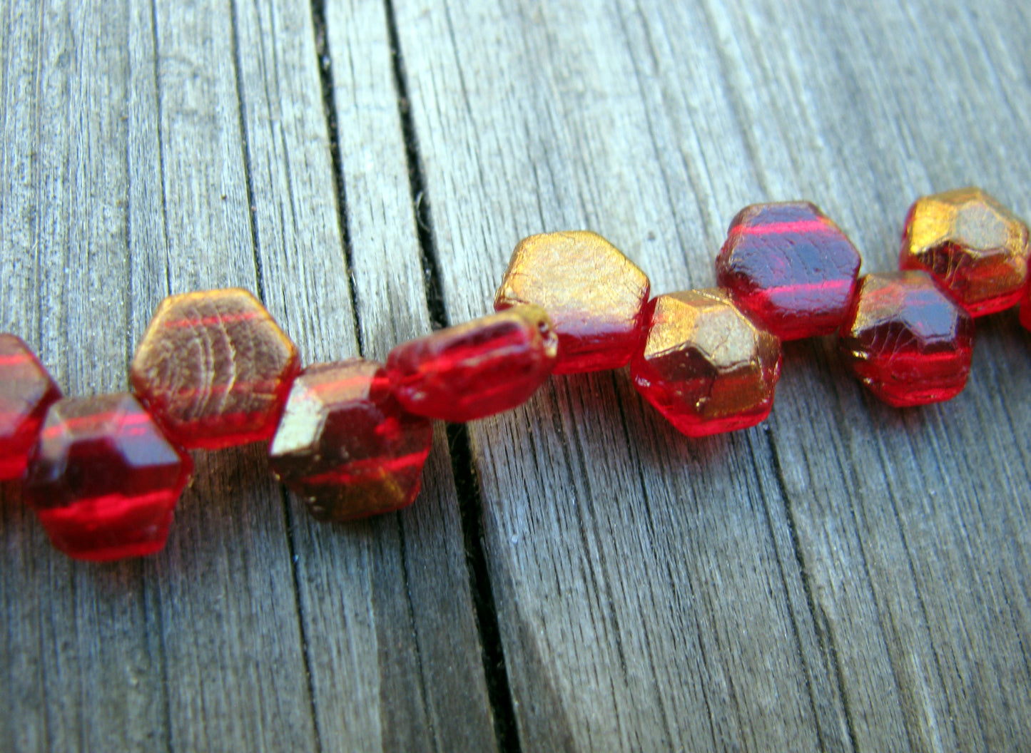 Honeycomb Jewel -  Ruby Bronze 6mm, 1 sträng