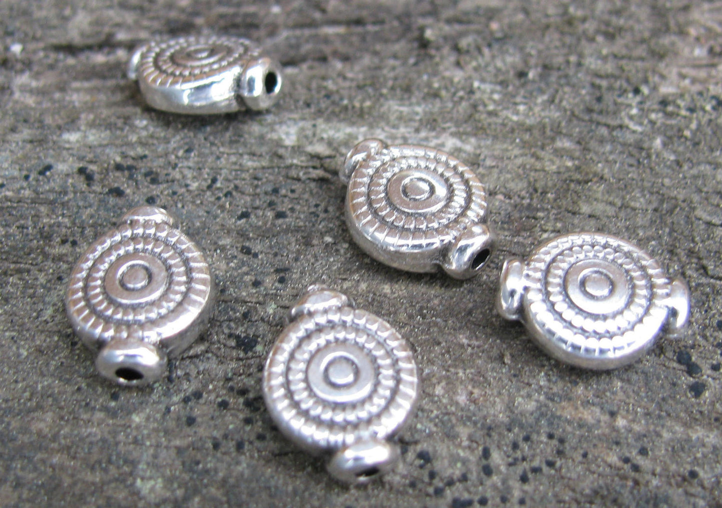 Mellandel silverfärgad - Platt rund med cirklar, 10x8mm, 5-  pack