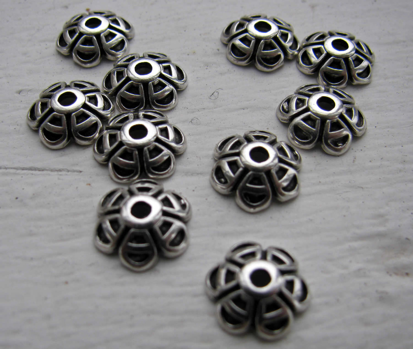 Pärlhattar silverfärgade - Blomma 10mm 10- pack