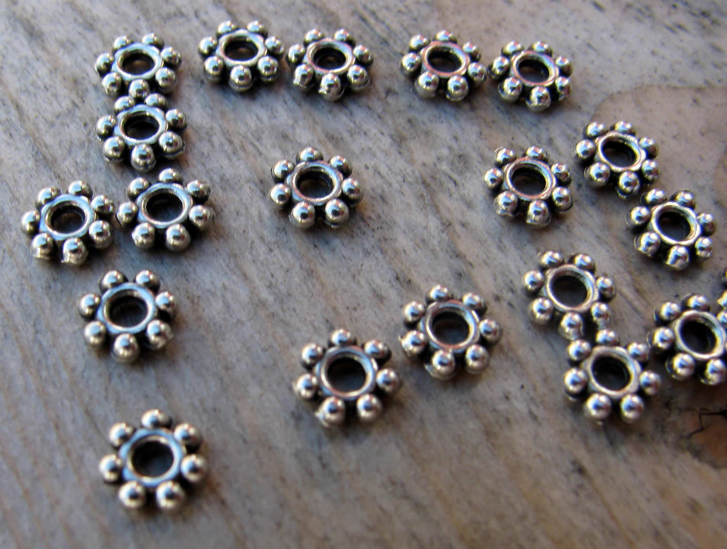 Mellandel Silverfärgad - Daisy 4,8mm 20- pack