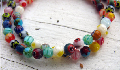 Glaspärlor Millefiori - Mix 4 mm, 1 sträng