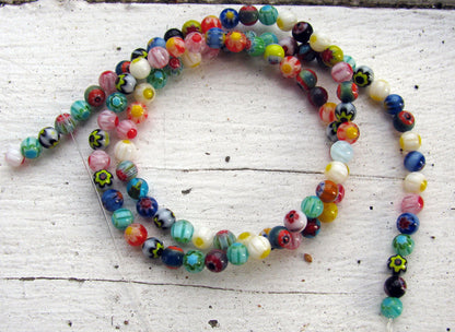 Glaspärlor Millefiori - Mix 4 mm, 1 sträng