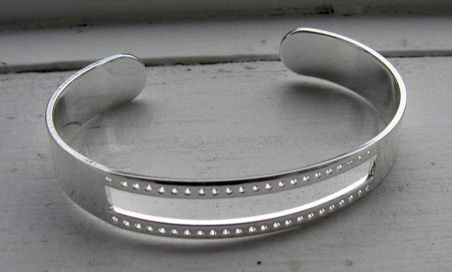 Armbandsstomme Ljustsilverfärgad - Cuff med hål (Miuyki) 1 styck