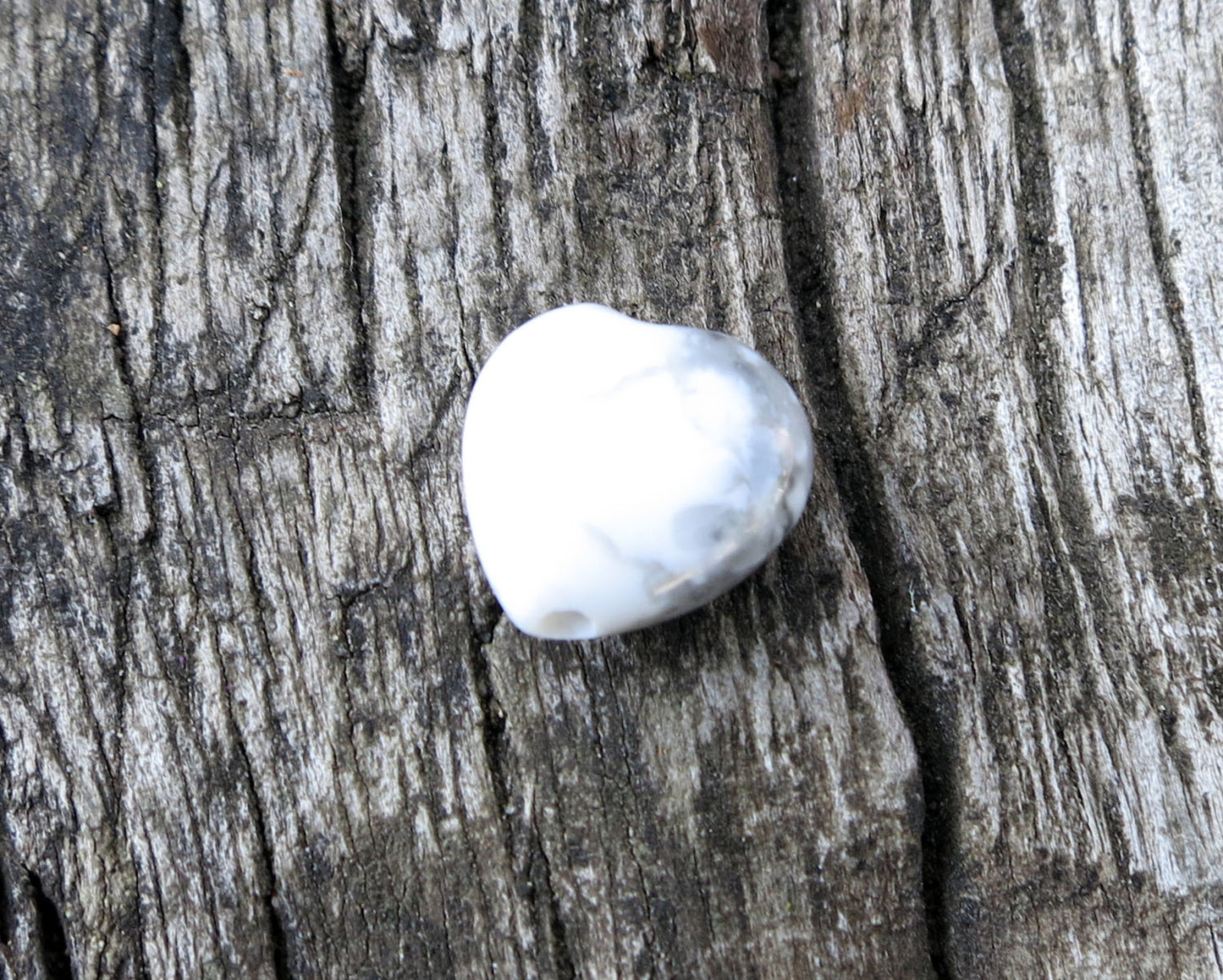 Howlite  - Hjärta 10 mm, 1 styck