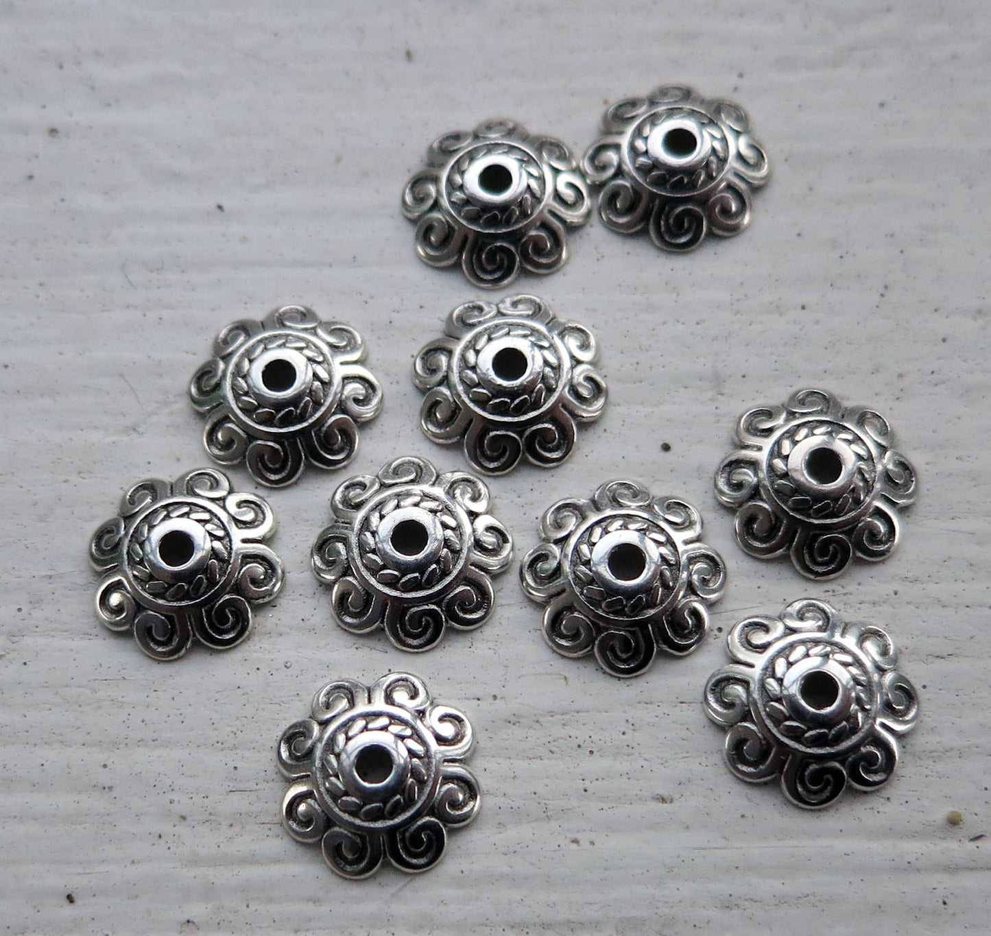 Pärlhattar Silverfärgade - Rund blomma med snirklar 8mm, 10- pack