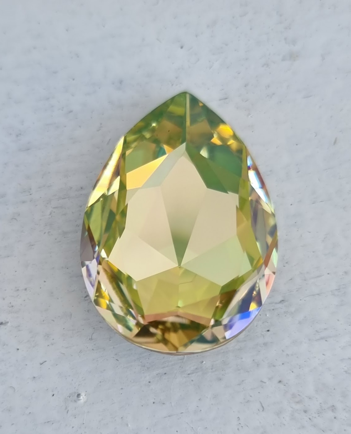 Swarovski crystals Large Fancy Pear (4327) - Crystal Luminous Green