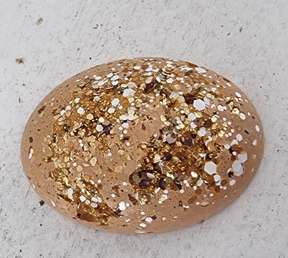 Cabochon  smyckesbetong - Oval Ljusbrun / guld och vit 40x30mm 1 styck