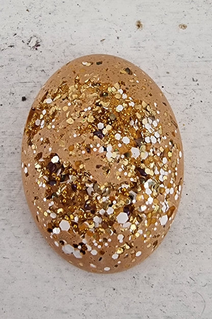 Cabochon  smyckesbetong - Oval Ljusbrun / guld och vit 40x30mm 1 styck