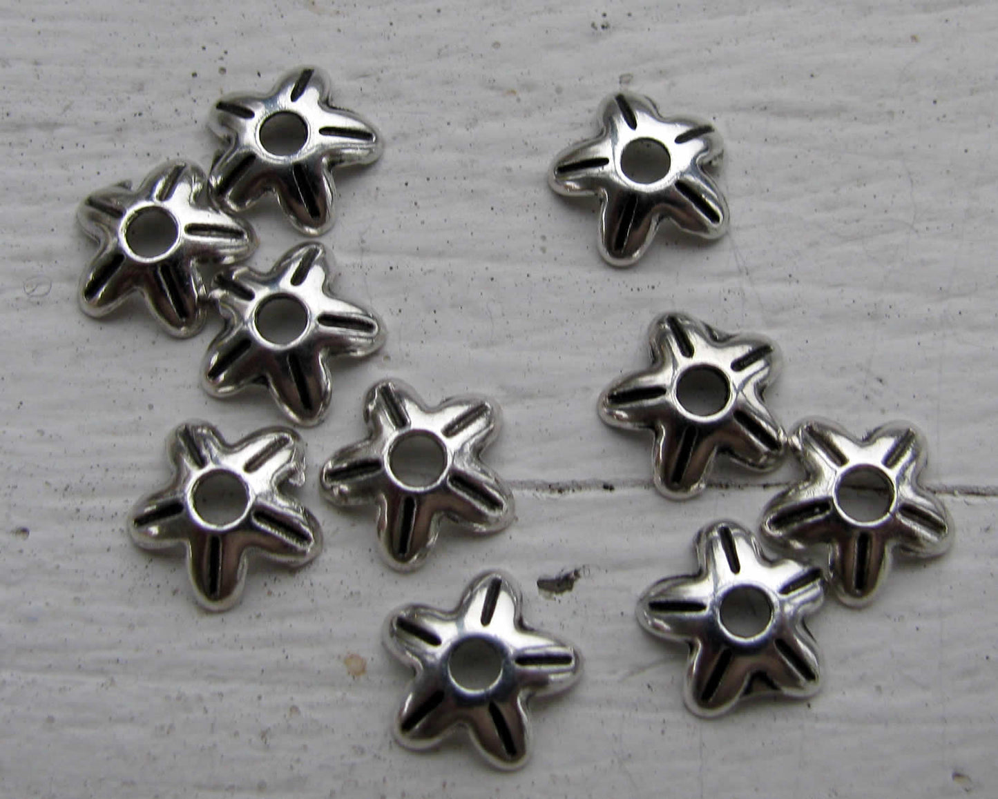 Pärlhattar silverfärgade - Liten blomma, 8mm, 10- pack