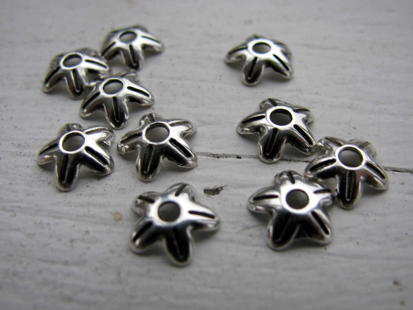 Pärlhattar silverfärgade - Liten blomma, 8mm, 10- pack