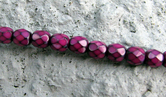 Tjeckiska Firepolish - Snake Fuchsia 4 mm, 1 sträng