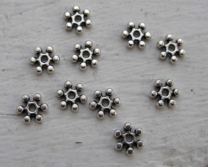 Mellandel silverfärgad - Platt blomma 6,7mm, 10- pack