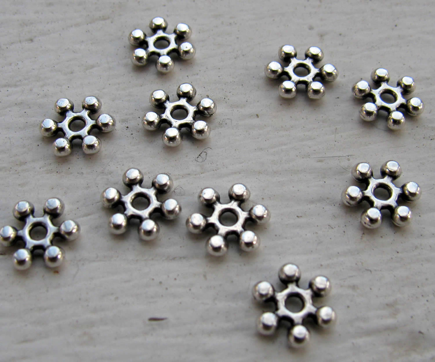 Mellandel silverfärgad - Platt blomma 6,7mm, 10- pack