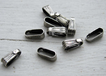 Berlockhållare / Bail Antiksilverfärgade - Smala med streck, 7,4mm, 10- pack