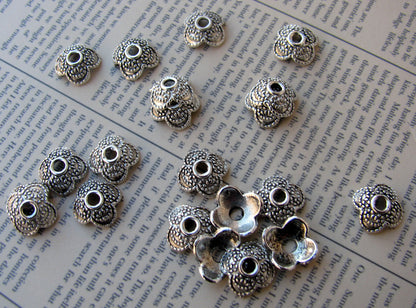 Pärlhattar antiksilverfärgad - Söt blomma, 9mm, 20- pack