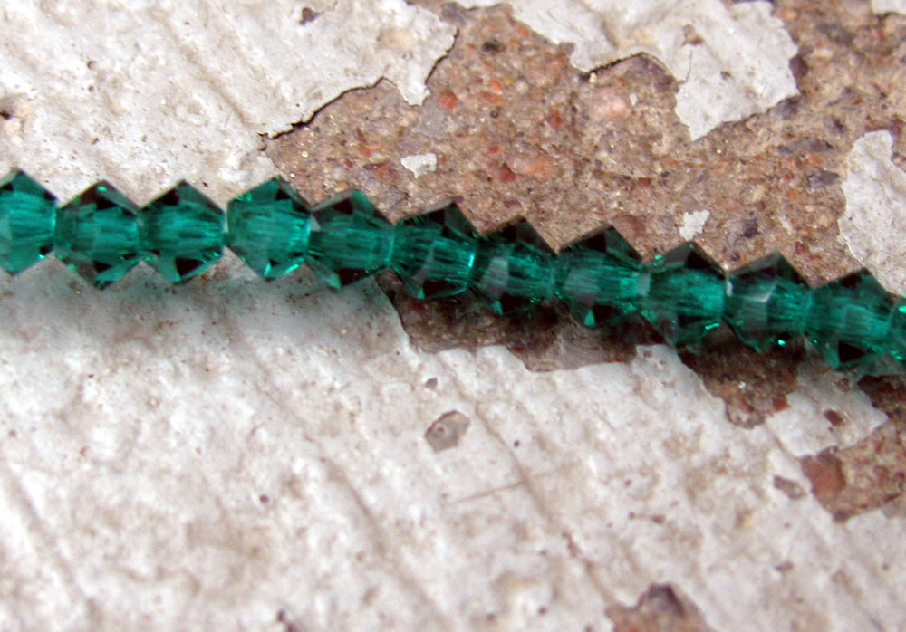 Tjeckiska MC Bicone - Emerald, 3 mm 1 sträng