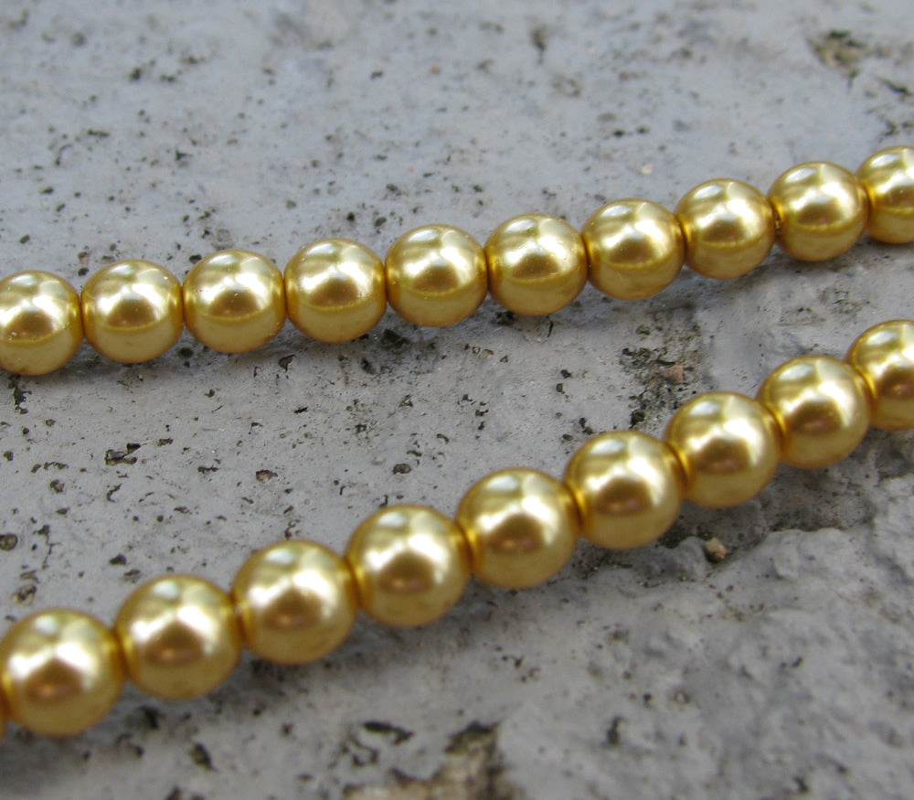 Tjeckiska vaxade glaspärlor - Gold 4mm, 1 sträng