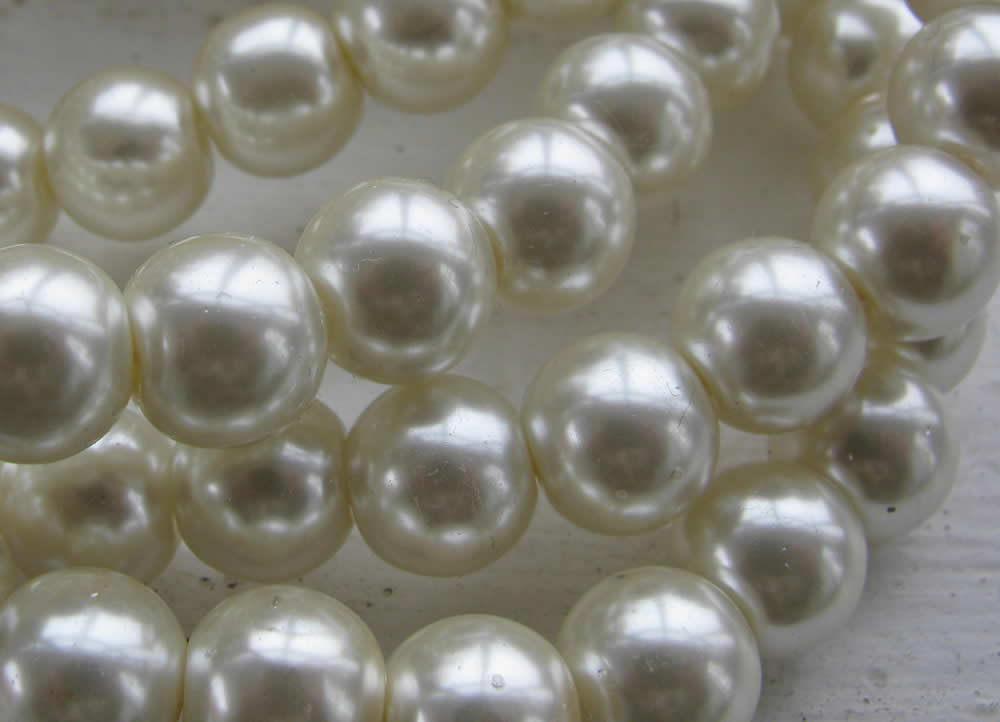 Vaxade glaspärlor - Ivory 10 mm, 1 sträng