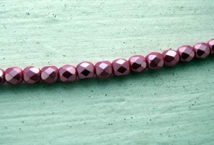 Tjeckiska FP facetterade - Pastel Pink, 4 mm 1 sträng