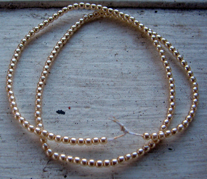 Tjeckiska vaxade glaspärlor - Cream 2mm, 1 sträng