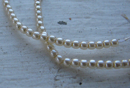 Tjeckiska vaxade glaspärlor - Cream 2mm, 1 sträng