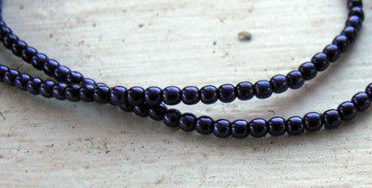 Tjeckiska vaxade glaspärlor - Purple 2mm, 1 sträng