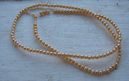 Tjeckiska vaxade glaspärlor - Peach 2mm, 1 sträng