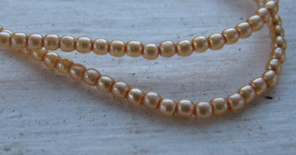 Tjeckiska vaxade glaspärlor - Peach 2mm, 1 sträng