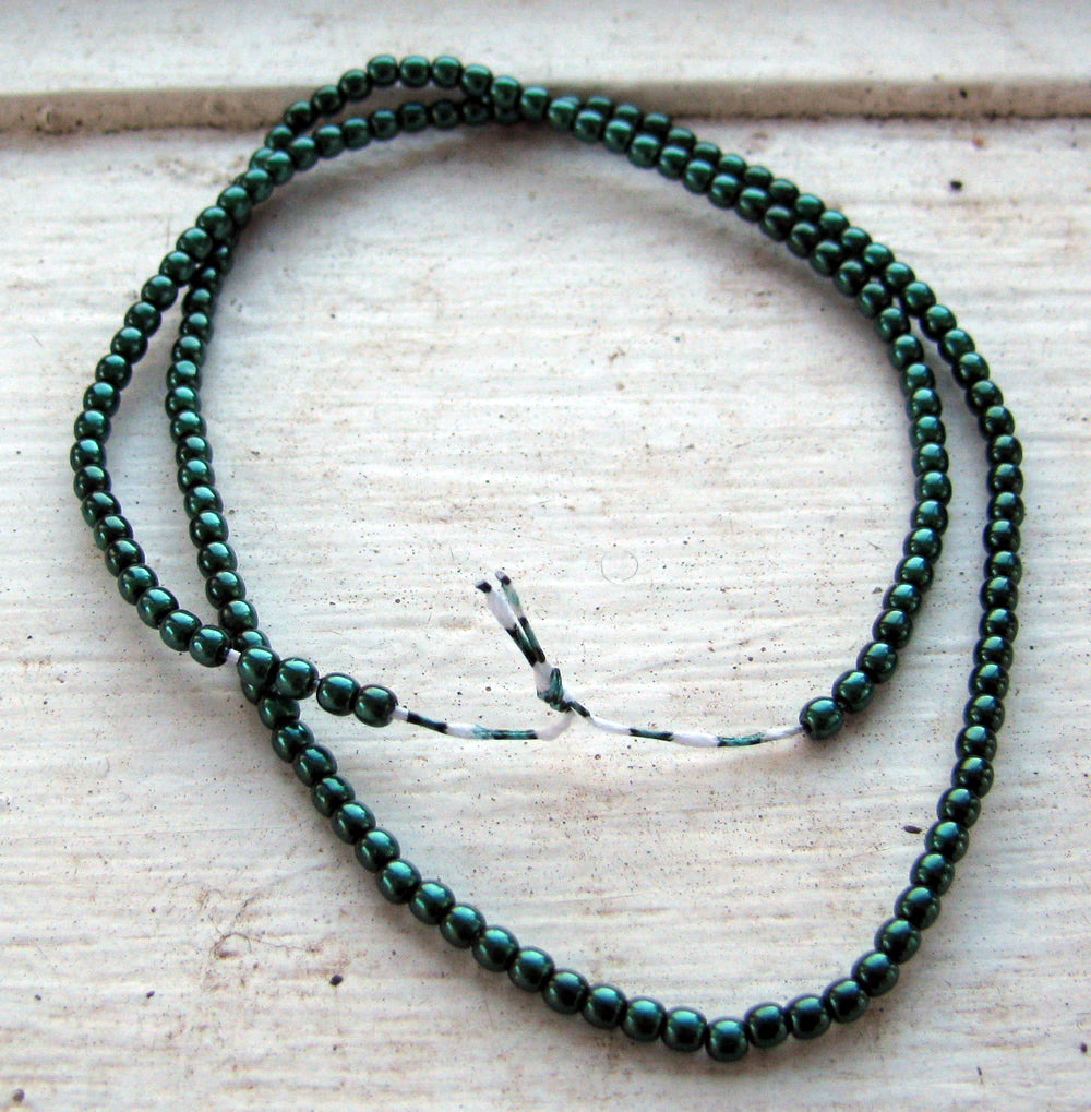 Tjeckiska vaxade glaspärlor - Deep Emerald 2mm, 1 sträng