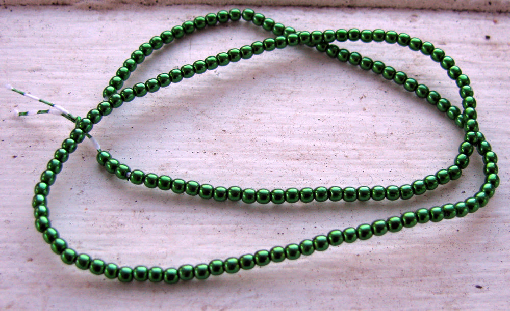 Tjeckiska vaxade glaspärlor - Xmas Green 2mm, 1 sträng