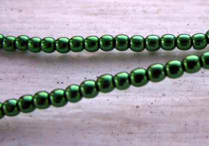 Tjeckiska vaxade glaspärlor - Xmas Green 2mm, 1 sträng