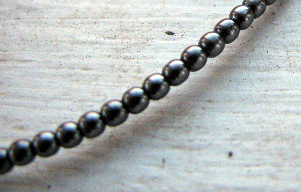 Tjeckiska vaxade glaspärlor - Hematite 2mm, 1 sträng