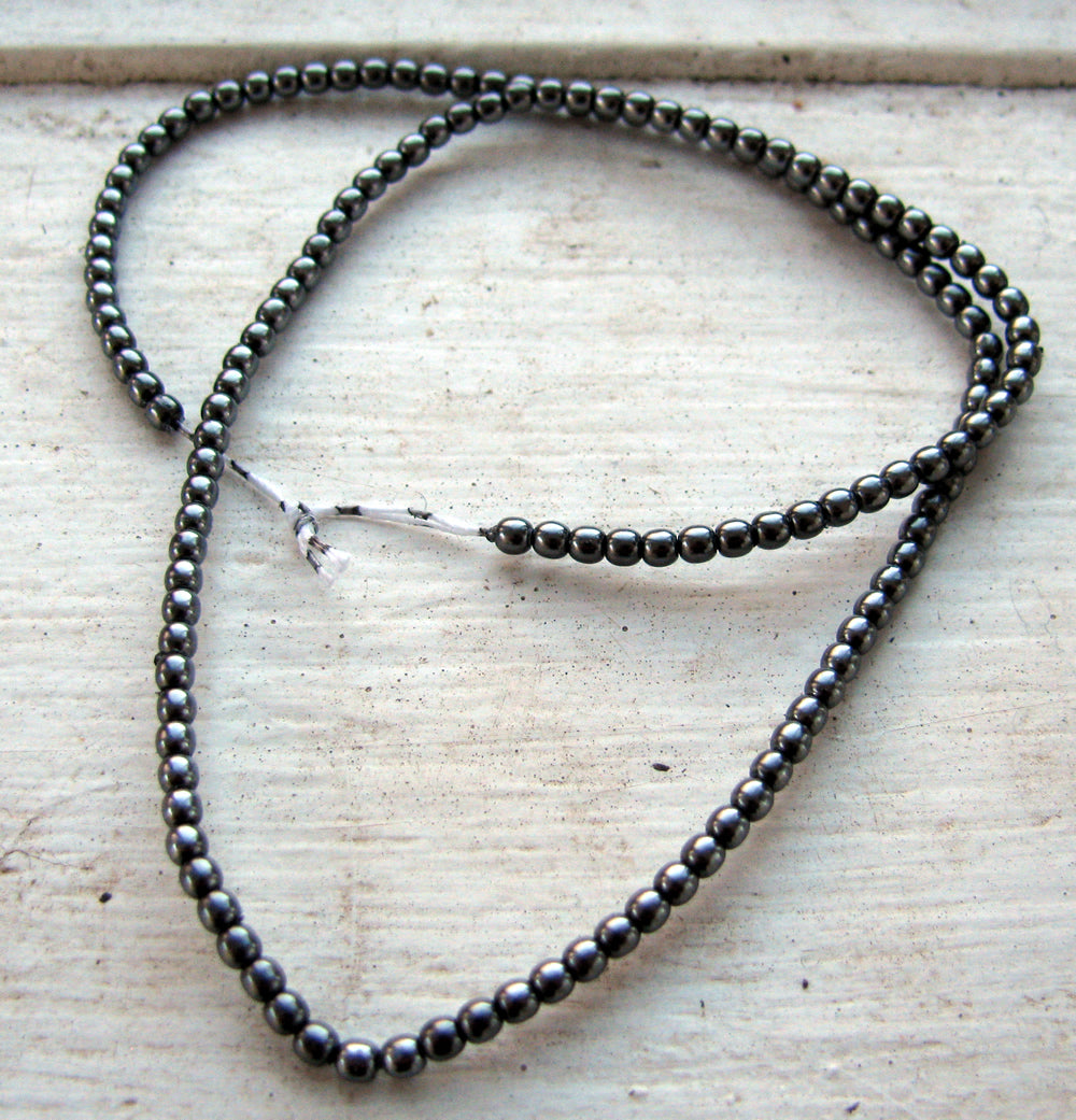 Tjeckiska vaxade glaspärlor - Hematite 2mm, 1 sträng