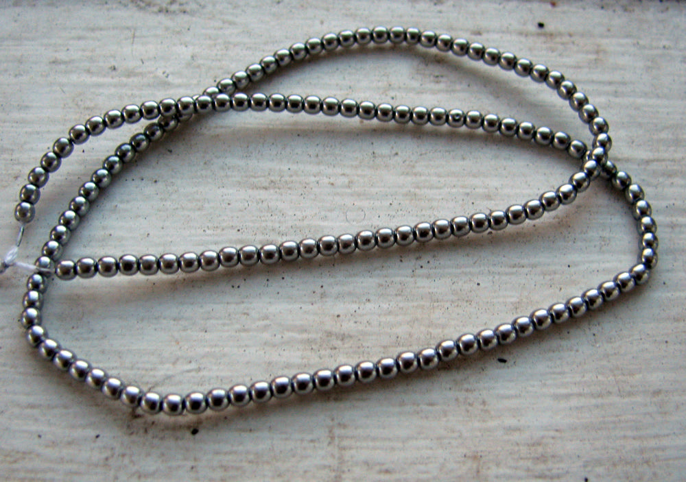 Tjeckiska vaxade glaspärlor - Silver 2mm, 1 sträng