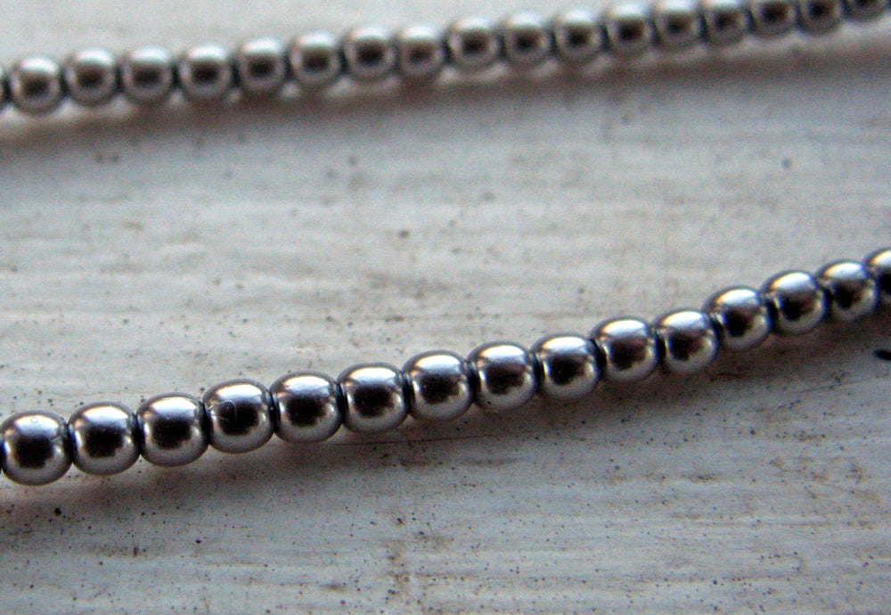 Tjeckiska vaxade glaspärlor - Silver 2mm, 1 sträng