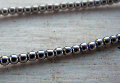 Tjeckiska vaxade glaspärlor - Silver 2mm, 1 sträng