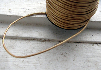 Läderband ca 1,5 mm - Metallic Gold, 1 m