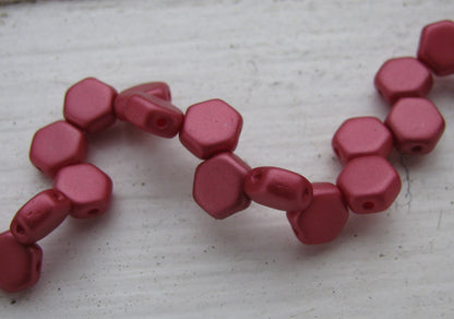 Honeycomb - Pastel Dark Coral 6mm, 1 sträng