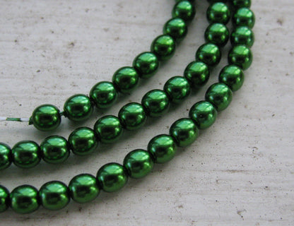 Tjeckiska vaxade glaspärlor - Xmas Green 4mm, 1 sträng