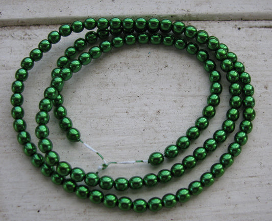 Tjeckiska vaxade glaspärlor - Xmas Green 4mm, 1 sträng