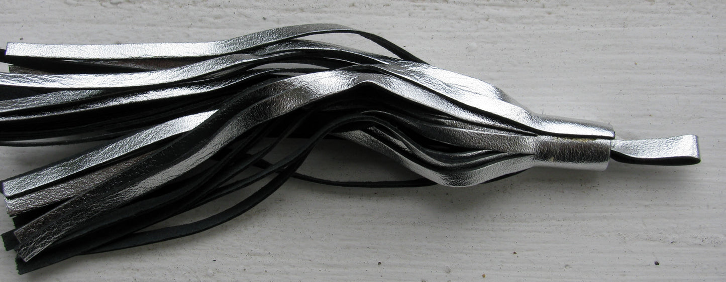 Lädertofs - Svart/Silver 12cm, 1 styck