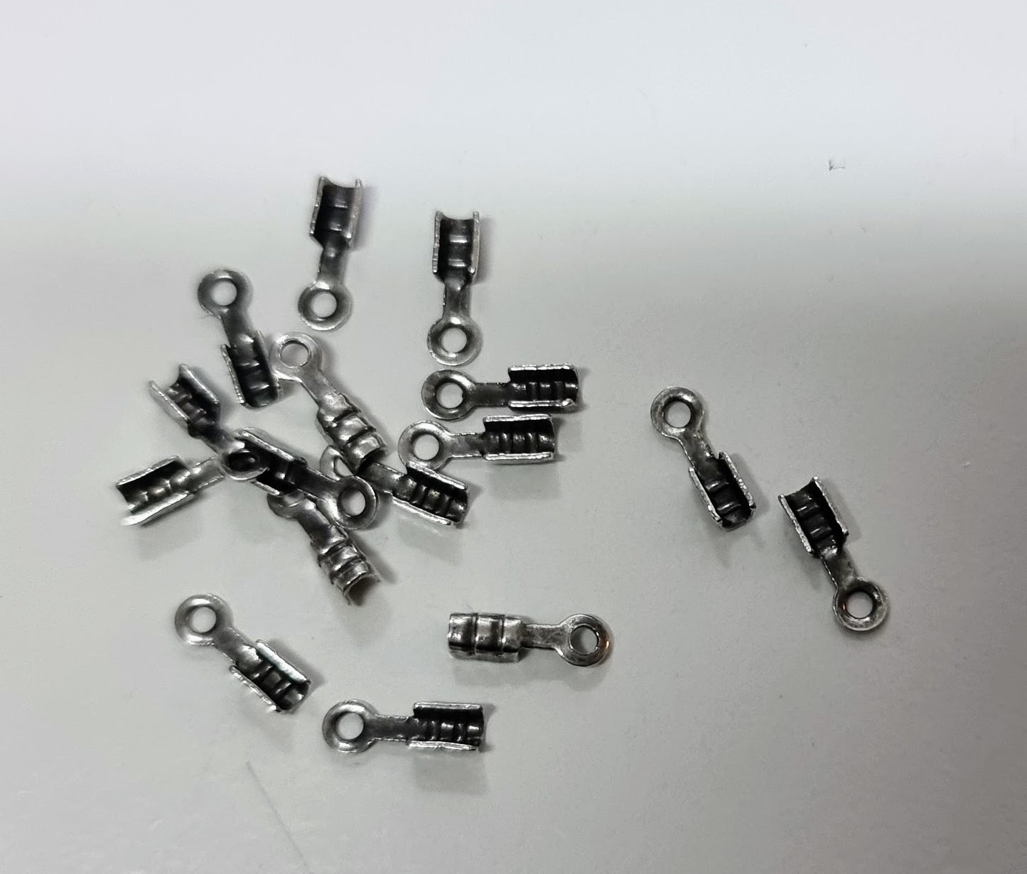 Fästen Mörkt silverfärgade - För band 1 mm 20- pack