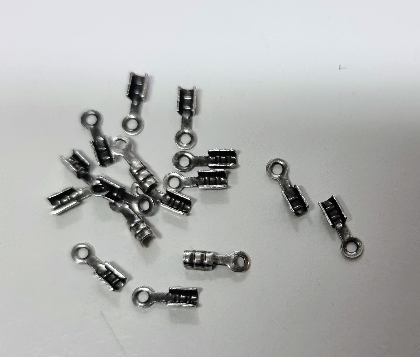 Fästen Mörkt silverfärgade - För band 1 mm 20- pack