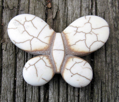 Howlite - Vit fjäril, 35x26mm, 1 styck