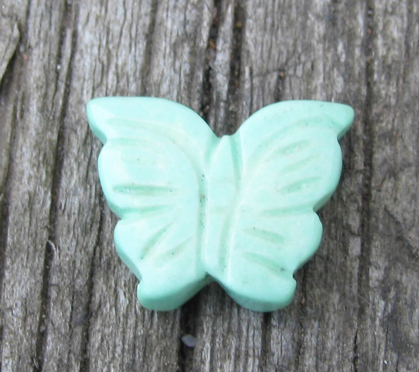 Howlite - Mintgrön mindre fjäril, 15x12mm, 1 styck