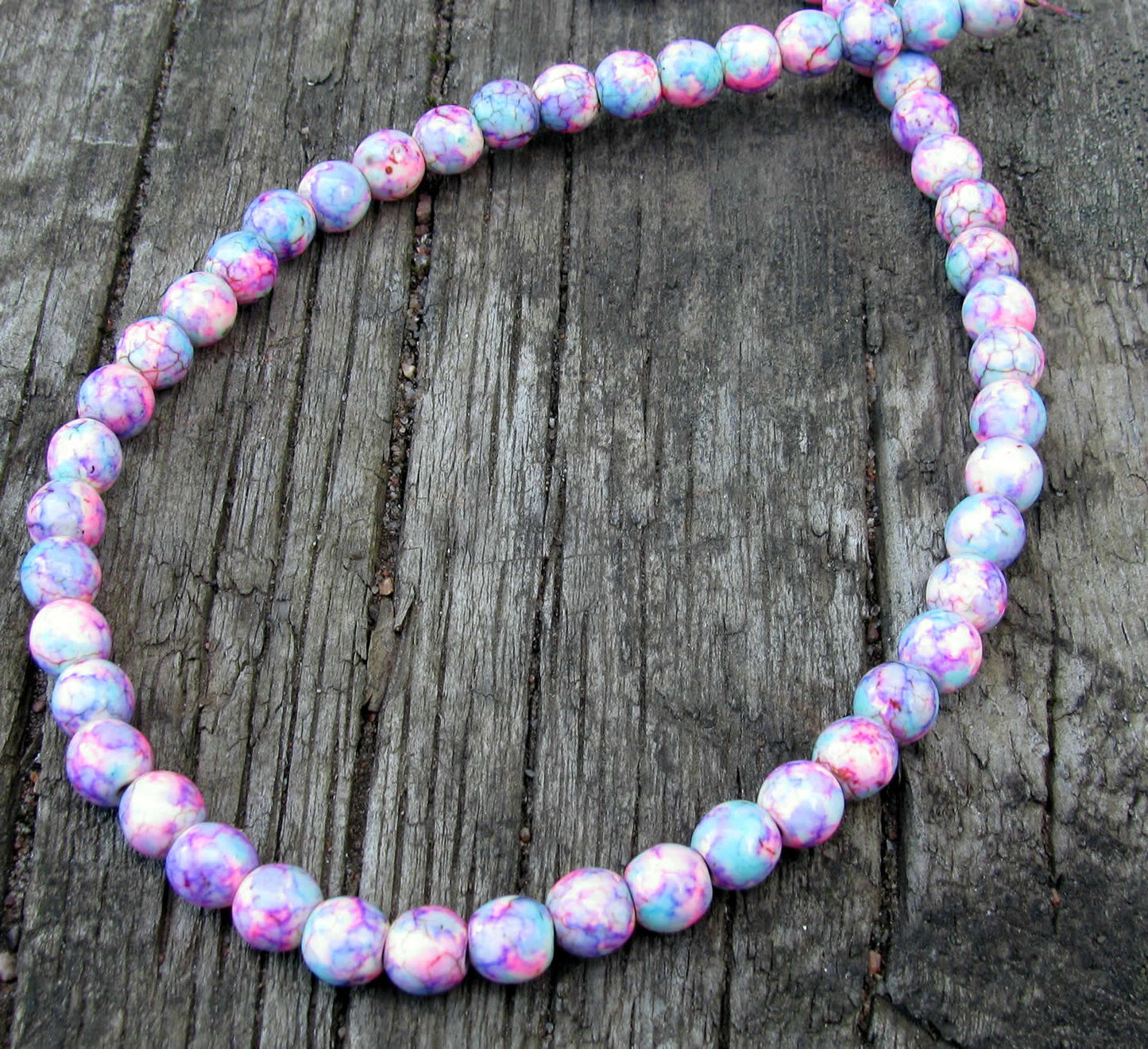 Howlite Rund - Vit/Rosa/Turkos, 8mm, 1 sträng